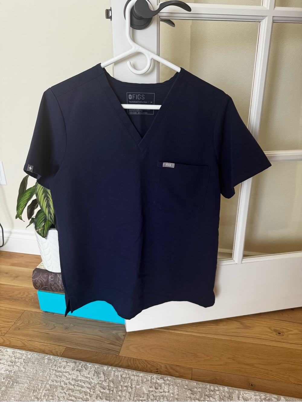 Figs Men's Navy V-Neck Medical Top